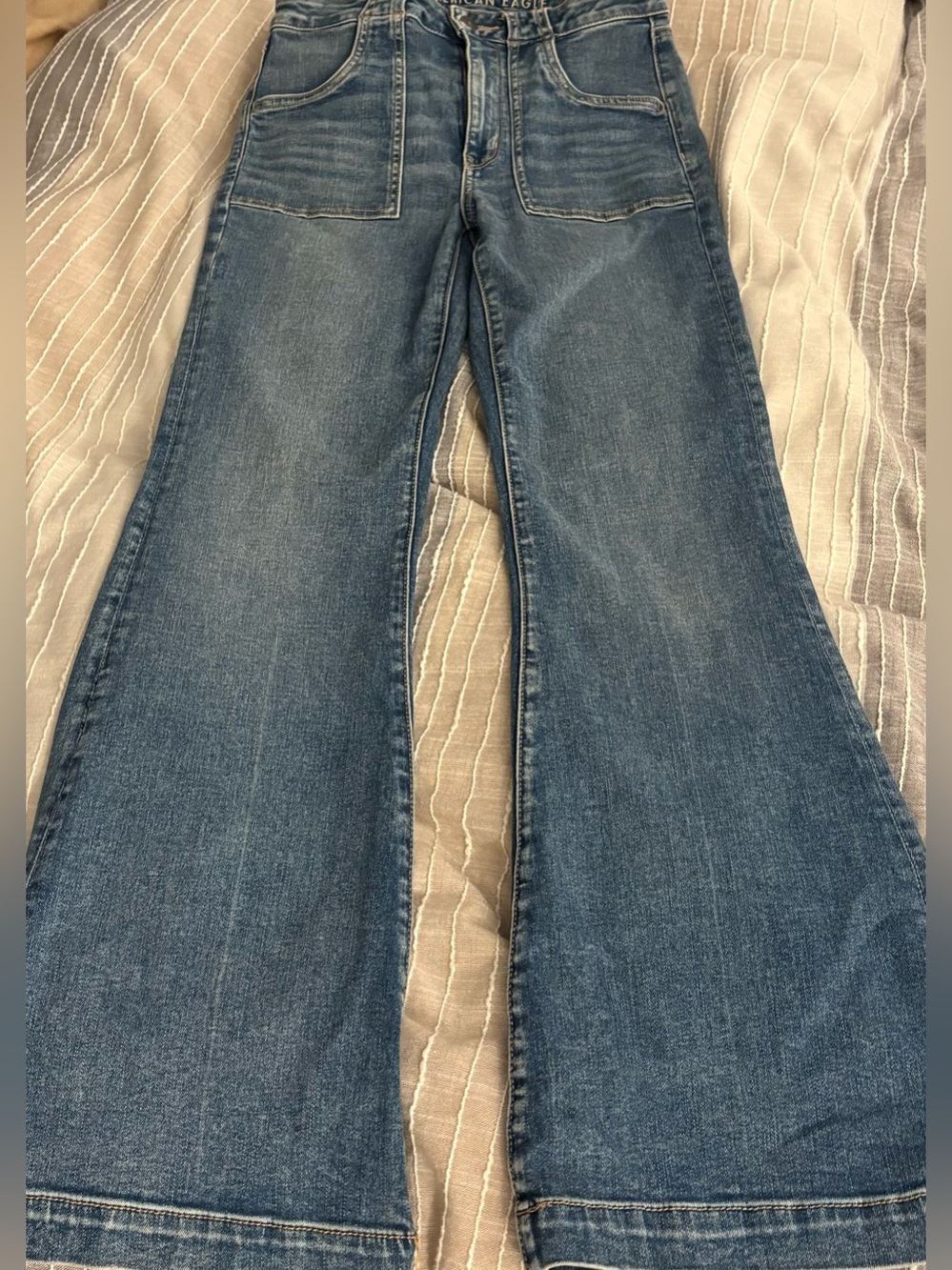 American Eagle Super Hi-Rise Flare Jeans Medium Wash Next Level Stretch Sz 6